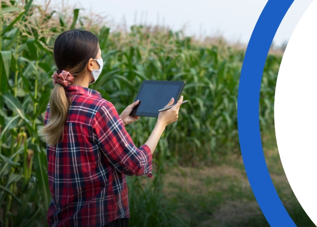 Señora sosteniendo tablet